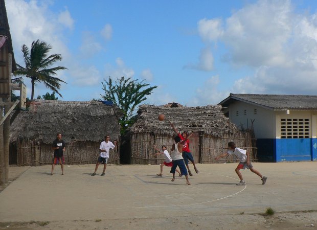 143- Partie de basket improvisee 
